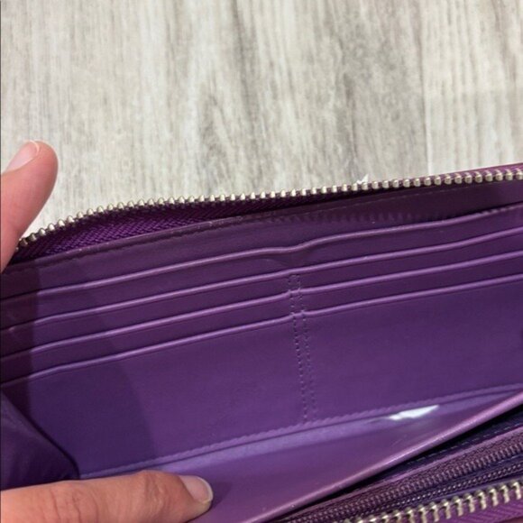 Coach Purple patent leather zip wallet flawed - Picture 7 of 9